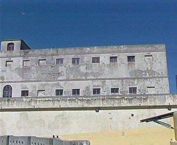 Arrivano 40 detenuti da Livorno, scoppia il carcere di Porto Azzurro