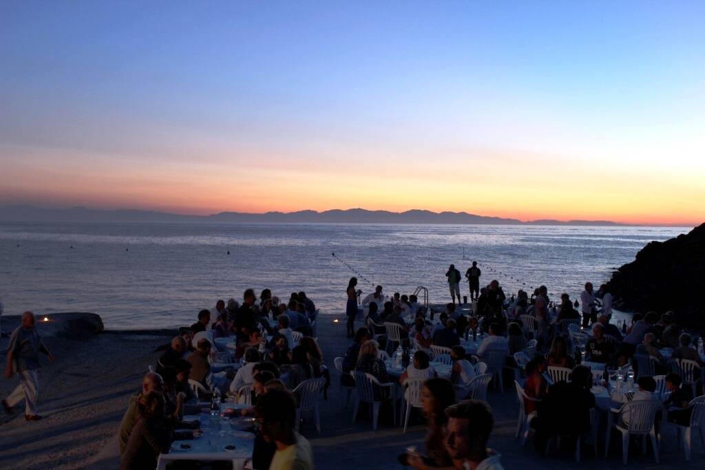 Una cena in riva al mare a Patresi