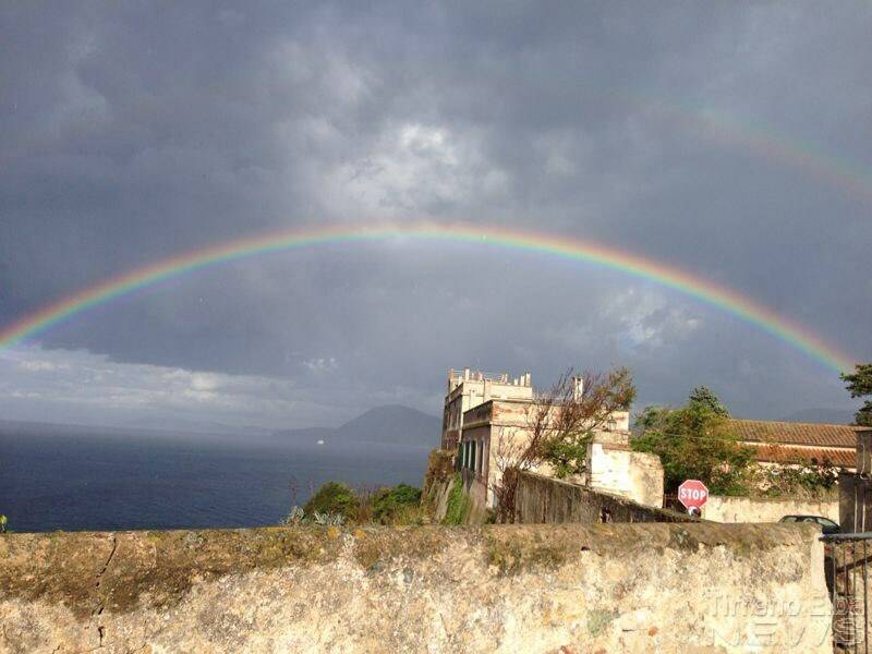 Dopo la pioggia, spettacolare doppio arcobaleno
