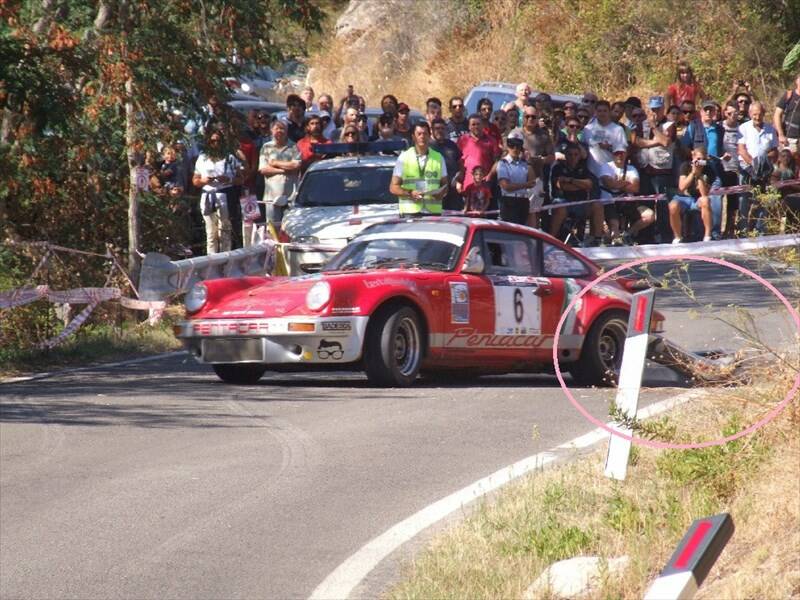 Rallye, Da Zanche sbatte e si trascina il paraurti