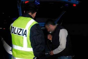 Due giovani denunciati: uno guidava senza patente, l'altro era ubriaco