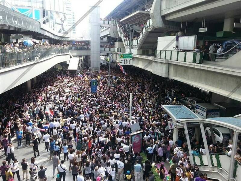 Proteste di piazza rientrate: Bangkok festeggia il suo re