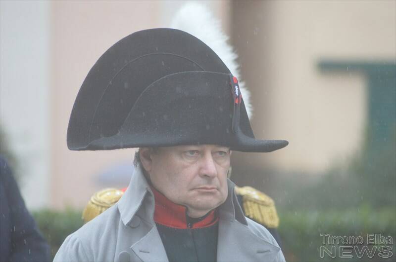 Napoleone saluta le autorità dell'isola