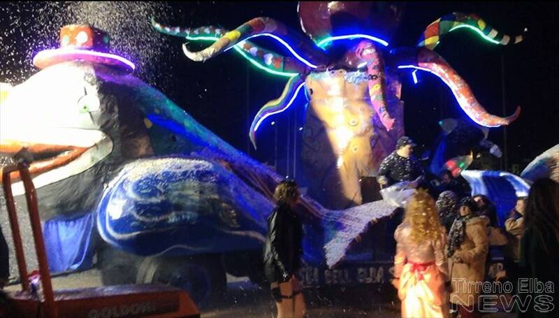 Per il Carnevale di Porto Azzurro gran finale in notturna. Il video