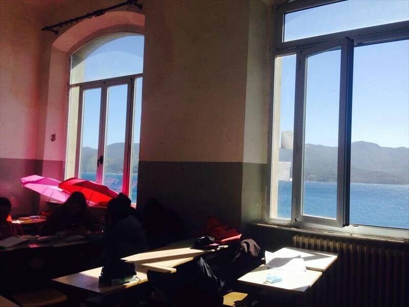 In classe con l'ombrello aperto: mancano le tende per il sole