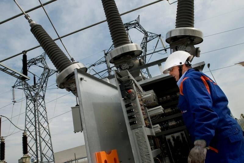 Nuova linea elettrica a Lacona, i tecnici Enel al lavoro