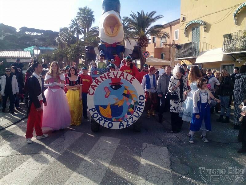 Porto Azzurro si risveglia, gran folla al Carnevale