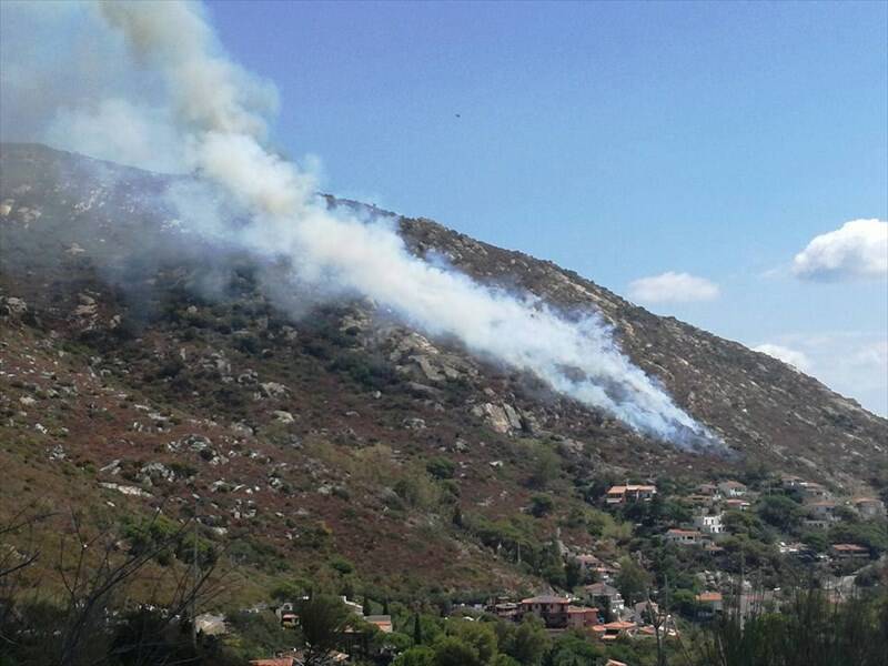 Ancora fuoco nell'Elba Ovest, stavolta sopra Fetovaia