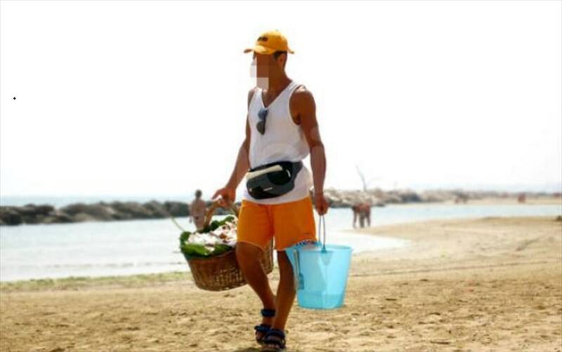 Venditori di cocco si azzuffano in spiaggia a Lacona