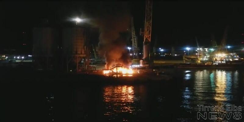 Incendio nella notte su un molo del porto di Piombino 