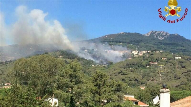 Incendio a San Piero , fiamme spinte dal vento