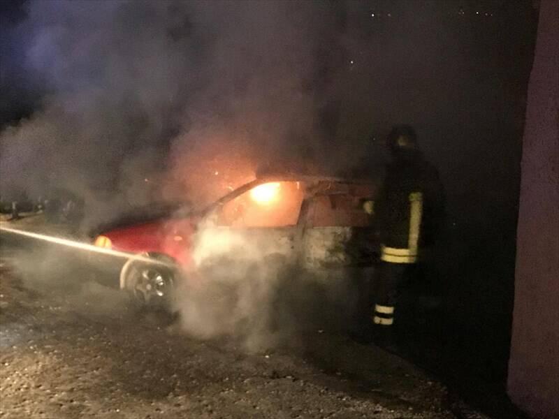 A fuoco un’automobile nella notte a Porto Azzurro