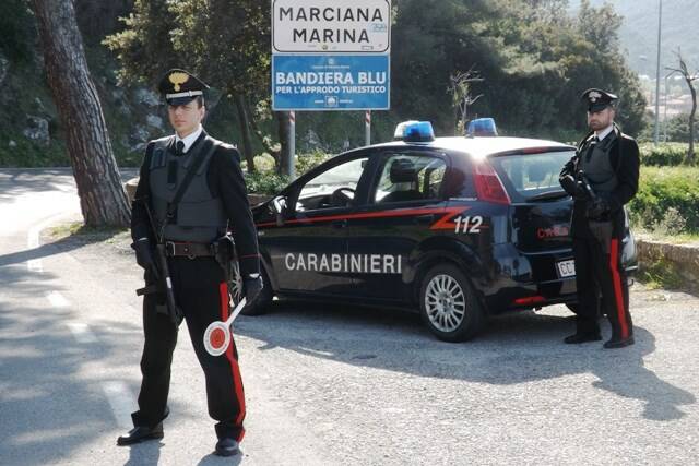 Marciana Marina, raggirano anziani correntisti per sottrargli denaro. Funzionaria di banca e due complici denunciati dai carabinieri.
