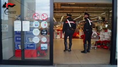 Portoferraio: ruba liquori nel supermercato, denunciato dai Carabinieri