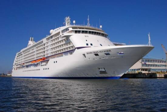 Arriva la Seven Seas Voyager – rimarrà in sosta nel porto di Livorno per due mesi