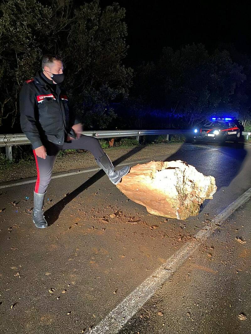 Maltempo all’Isola d’Elba, rimosso un grosso masso caduto sulla SP 28 in loc. Bagnaia