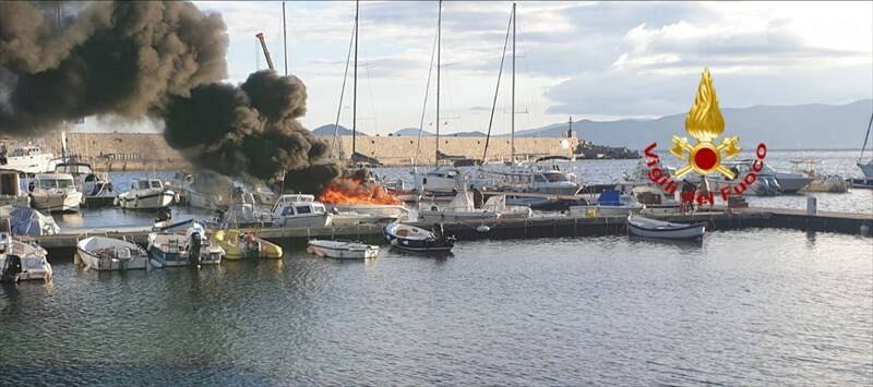 Incendio su un'imbarcazione a Marciana Marina, intervengono i Vigili del Fuoco