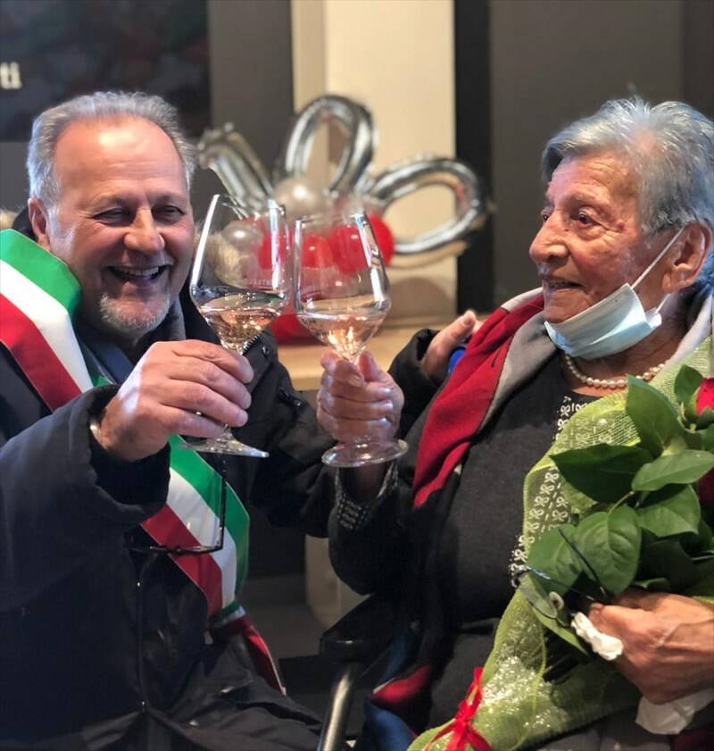 Ida Della Luna Baldassarri compie 100 anni, festeggia e brinda con la famiglia e il sindaco Zini