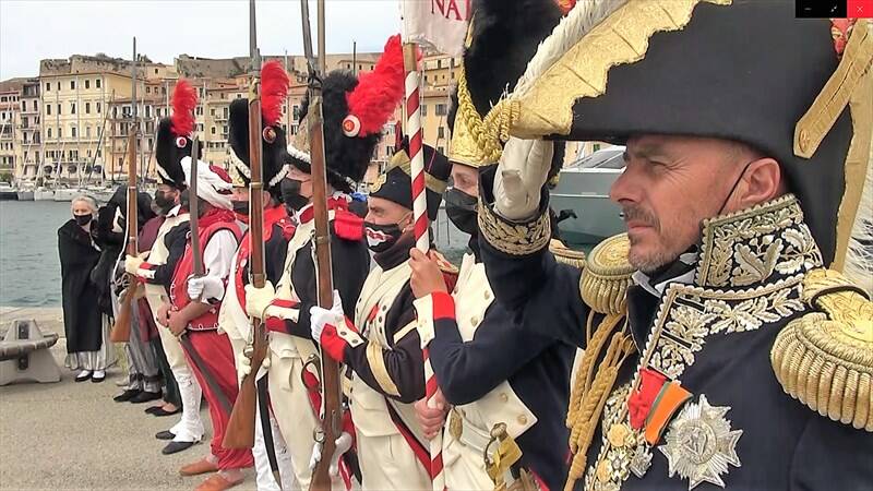 L'alzabandiera dà il via all'anno di festeggiamenti per il Bicentenario di Napoleone all'Isola d'Elba