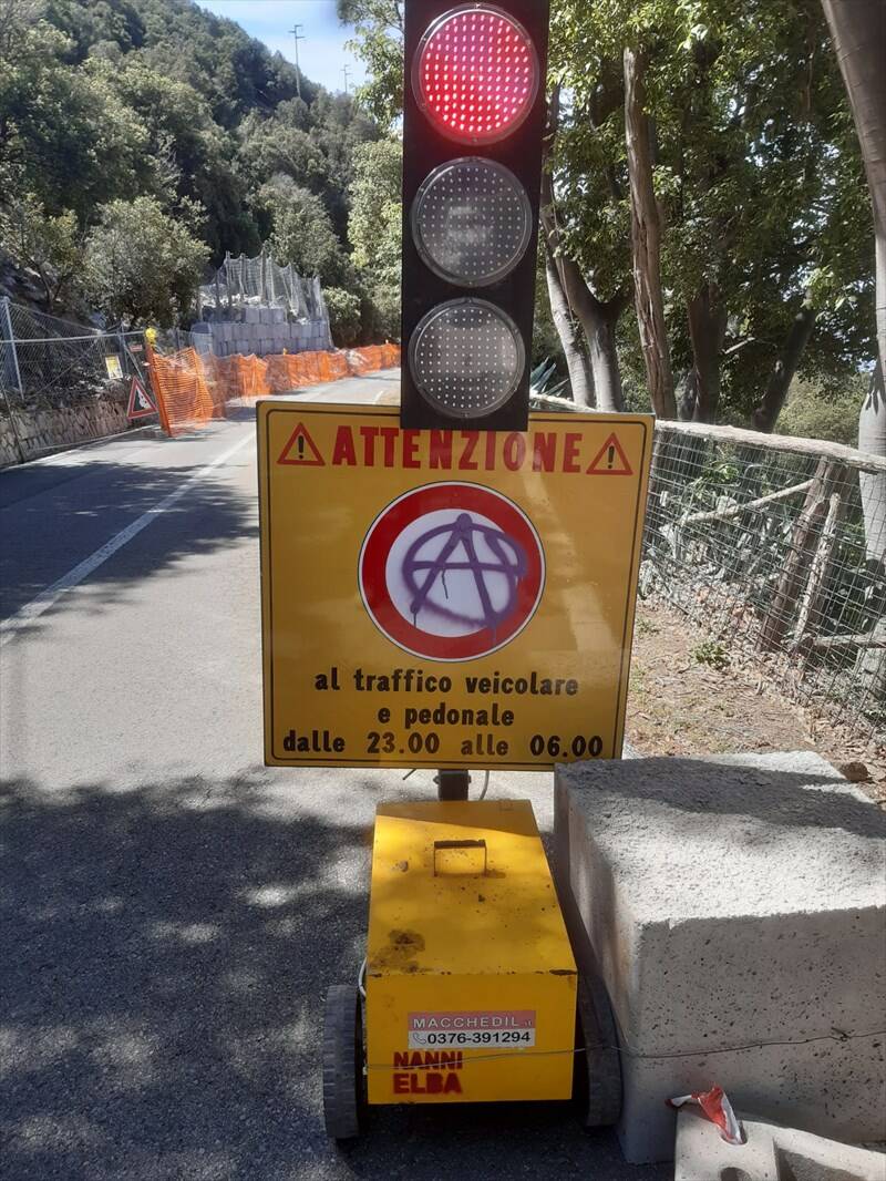 Vandalizzati i segnali  stradali  al semaforo che regola l’apertura della  SP25