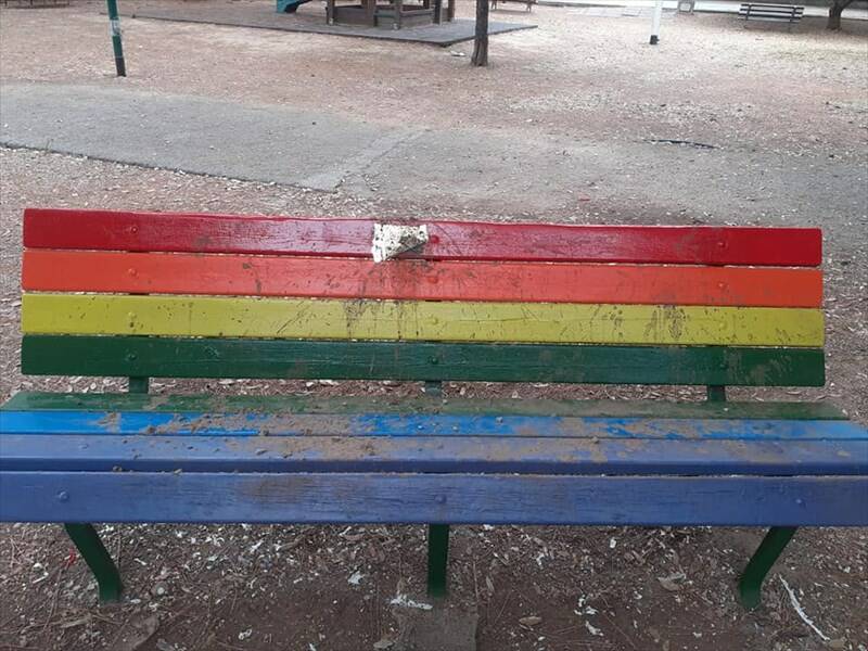 Atti vandalici alle panchine arcobaleno, "l'importanza di educare ed educarsi alla diversità" 