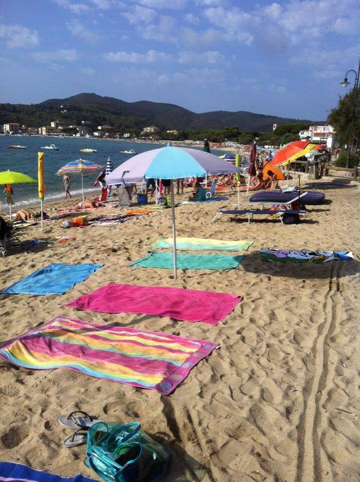 "No agli ombrelloni lasciati in spiaggia per assicurarsi il posto"