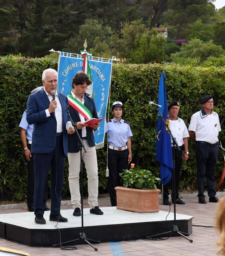 Il Presidente della Regione Toscana Eugenio Giani presente alla cerimonia di intitolazione all’Amm. Dino Gennari della piazza del parco di Procchio