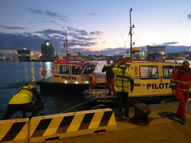 Uomo in stato confusionale ruba una pilotina nel porto di Livorno