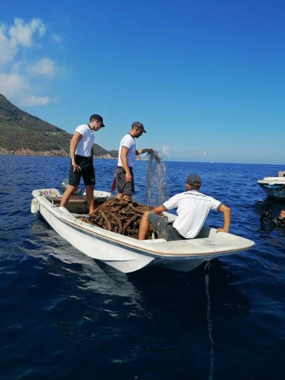 Reti fantasma recuperate dai fondali di Marciana Marina